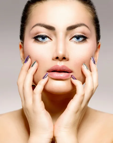 Retrato de belleza. Hermosa mujer Spa tocando su cara — Foto de Stock