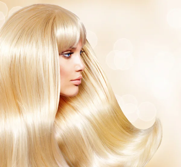 Blond włosy. moda dziewczyna z zdrowe włosy długie gładkie — Zdjęcie stockowe
