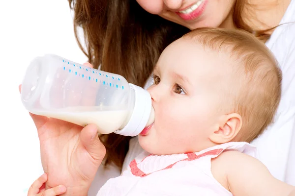 Bebek beslenme. şişeden süt yiyen bebek — Stok fotoğraf