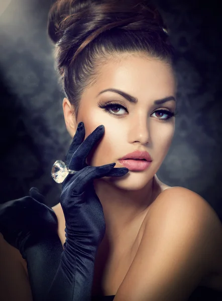 Beauty Fashion Girl Portrait. Vintage Style Girl Wearing Gloves — Stock Photo, Image