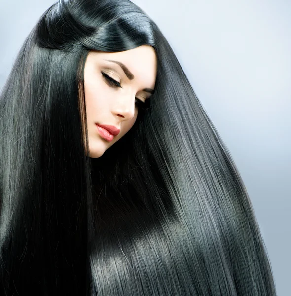 Cabelo longo e liso. Menina morena bonita — Fotografia de Stock