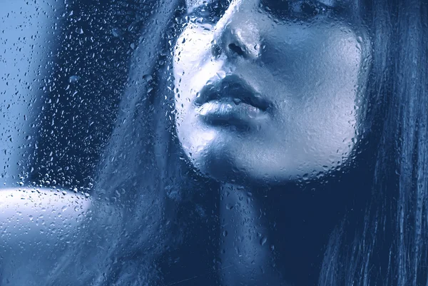 Portrait of Beauty Girl behind the Wet Glass — Stock Photo, Image