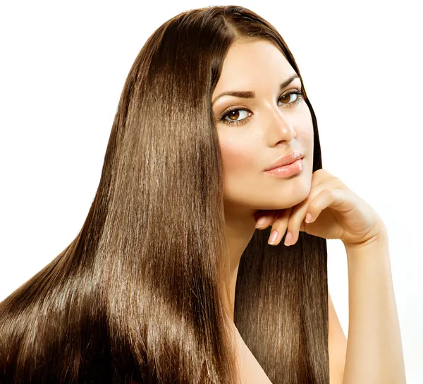 Cabelo longo e liso. Menina morena bonita isolado no branco — Fotografia de Stock