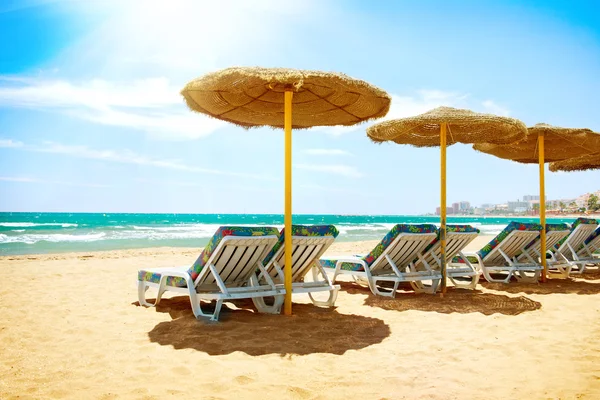 Conceito de férias. Espanha. Praia Costa del Sol. Mar Mediterrâneo — Fotografia de Stock