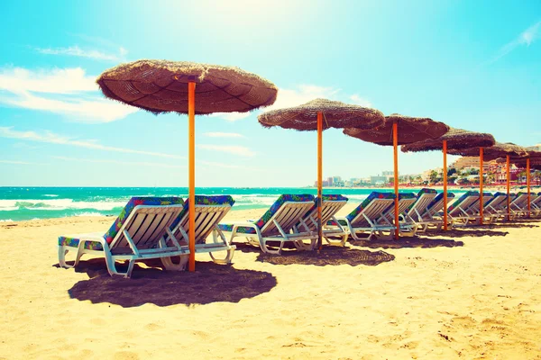 Conceito de férias. Espanha. Praia Costa del Sol. Mar Mediterrâneo — Fotografia de Stock