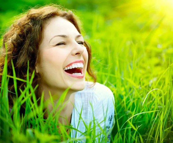 Jonge vrouw buitenshuis. Geniet van de natuur — Stockfoto