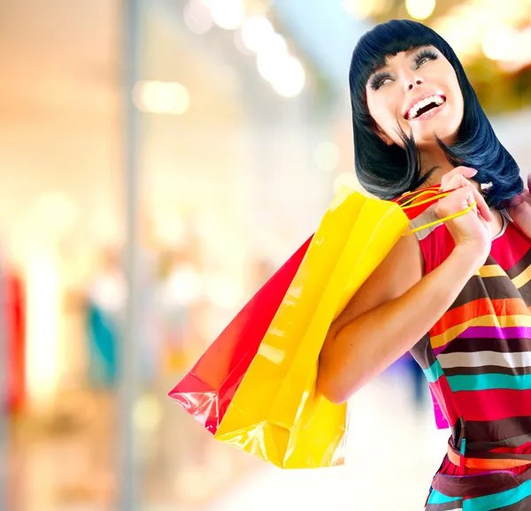 Güzellik kadın ile alışveriş merkezi alışveriş torbaları — Stok fotoğraf