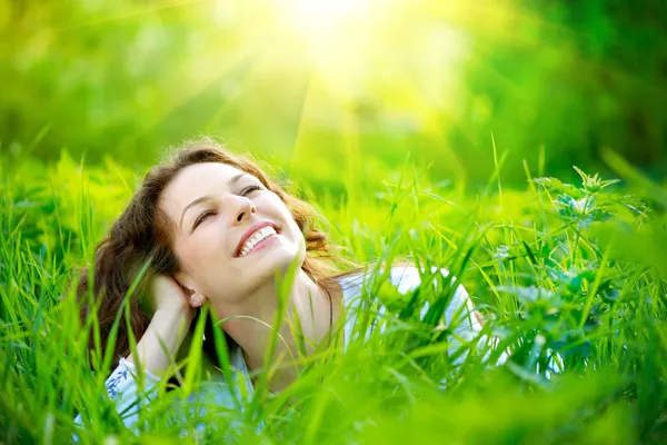 Bella giovane donna all'aperto. Godetevi la natura — Foto Stock