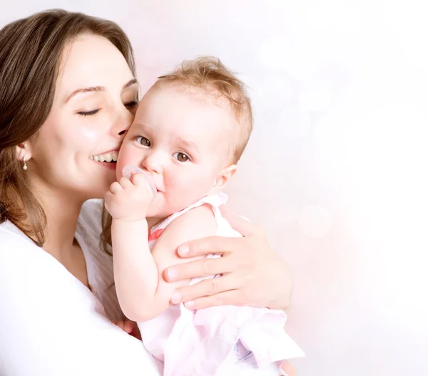 Mutter und Baby küssen und umarmen sich. Glückliche Familie — Stockfoto