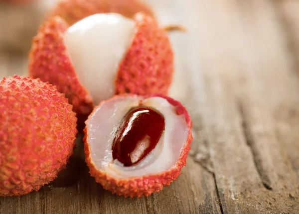 Lychee on a wooden table. Lichi Closeup. Selective focus — Stock Photo, Image