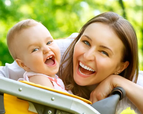 Mãe bonita e bebê ao ar livre. Natureza — Fotografia de Stock