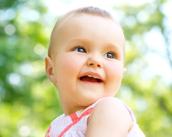 Kleine baby meisje portret buiten. kind over natuur achtergrond — Stockfoto