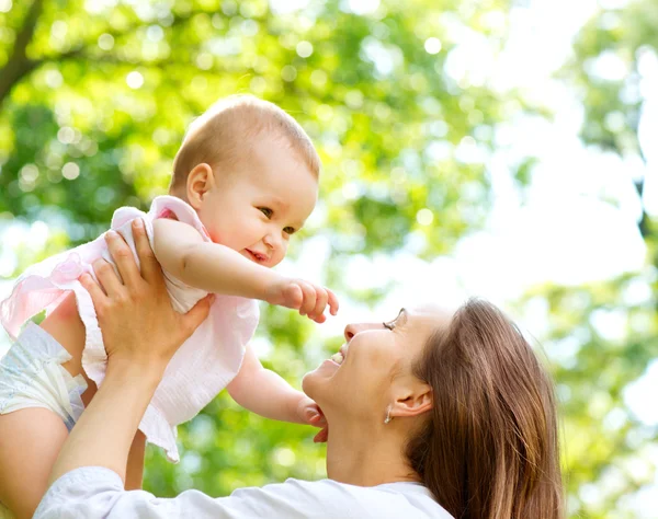 Mooie moeder en baby buitenshuis. natuur — Stockfoto