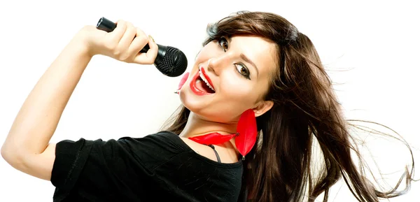 Schöne singende Mädchen. Schönheit Frau mit Mikrofon über Weiß — Stockfoto