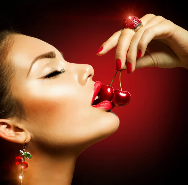 Donna sexy che mangia ciliegie. Sensuale labbra rosse con ciliegie — Foto Stock