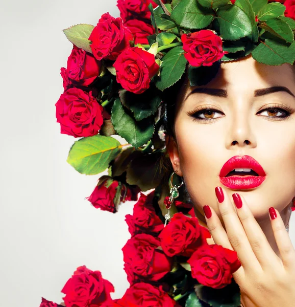 Belleza moda modelo chica retrato con rojo rosas peinado — Foto de Stock