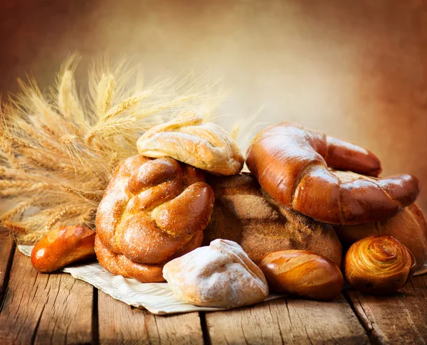 나무 테이블에의 빵집 빵 다양 한 빵과 뭉치 — 스톡 사진