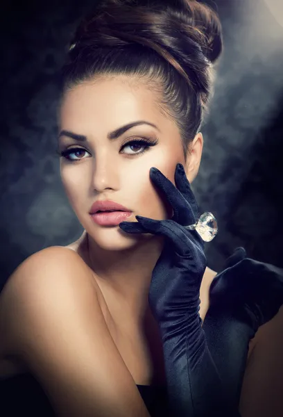 Beauty Fashion Girl Portrait. Vintage Style Girl Wearing Gloves — Stock Photo, Image