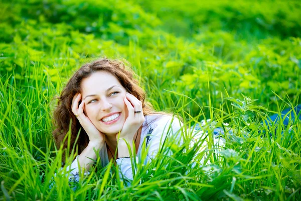 Mujer joven al aire libre. Disfruta de la naturaleza — Foto de Stock