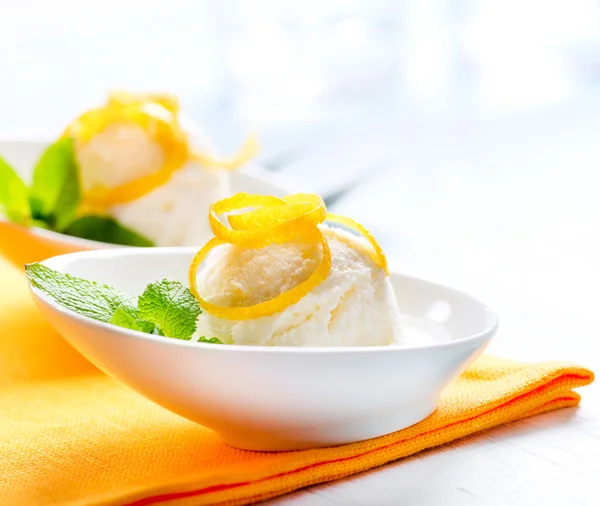 Helado. Postre casero de helado de limón —  Fotos de Stock