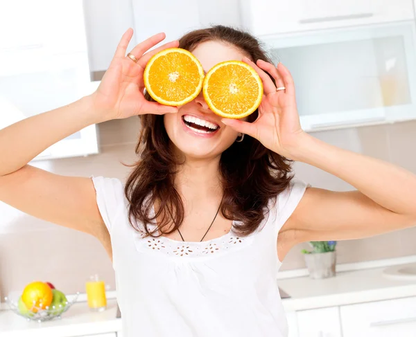 Retrato de mujer joven y saludable divertida con naranja sobre los ojos —  Fotos de Stock