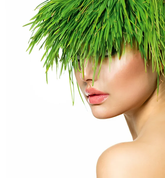 Skönhet våren kvinna med färskt grönt gräs hår Stockbild