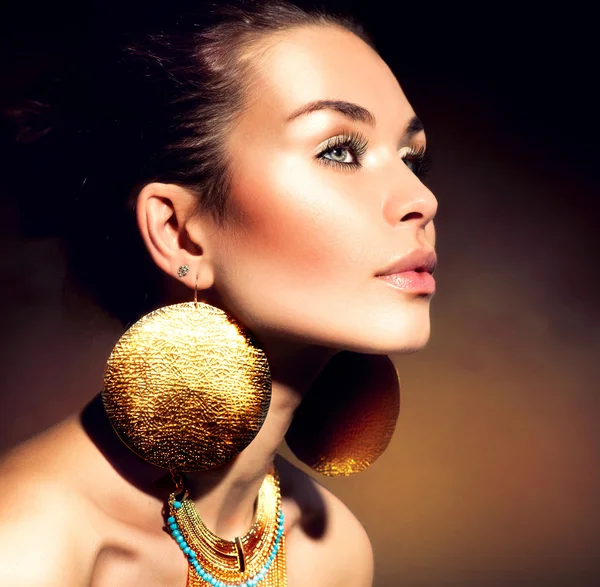 Portrait de femme de mode. Joyaux d'or. Maquillage tendance Image En Vente