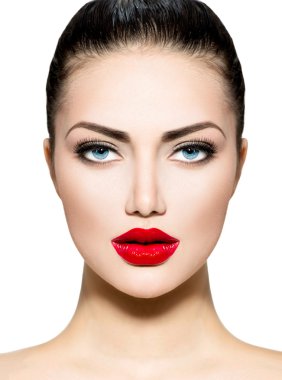 Güzellik Portresi. mavi gözlü esmer için profesyonel makyaj