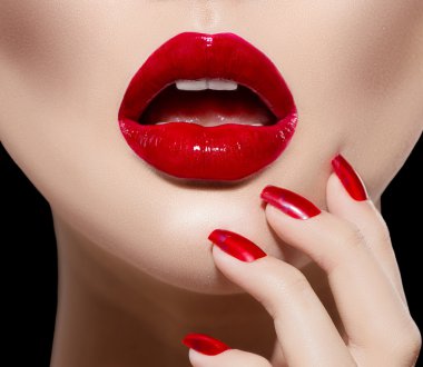 kırmızı seksi dudaklar ve çivi portre. Manikür ve makyaj