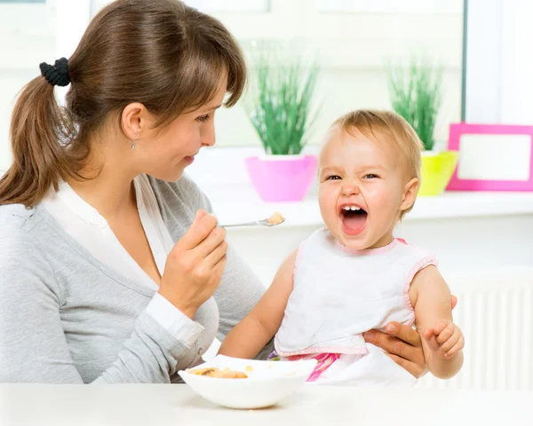Madre Nutrire la sua bambina con un cucchiaio — Foto Stock