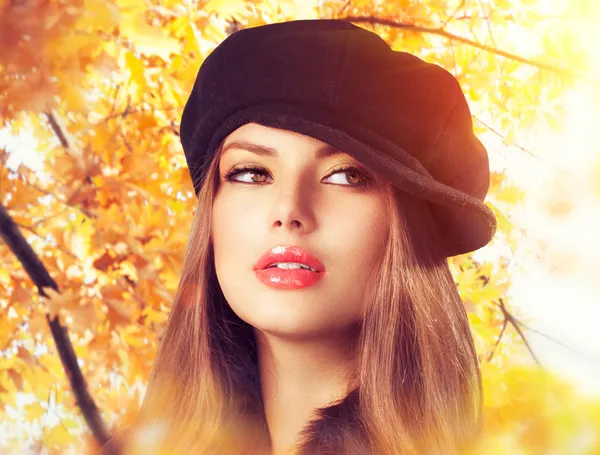 Autumn Woman in a Beret. Sombrero. Moda Otoño desgaste —  Fotos de Stock