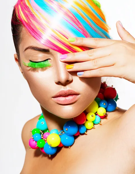 Retrato de chica de belleza con maquillaje colorido, cabello y accesorios —  Fotos de Stock