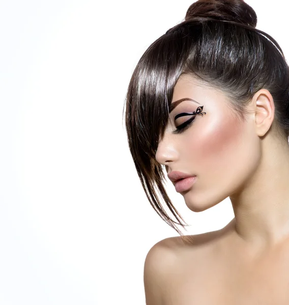 Mode glamour schoonheid meisje met stijlvolle kapsel en make-up — Stockfoto