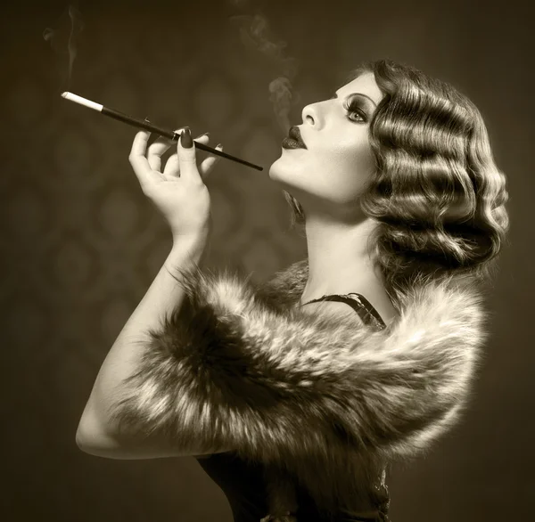 喫煙レトロな女性。ビンテージ スタイルの黒と白の写真 — ストック写真
