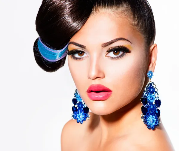 Fashion Model Girl Portrait with Brown Eyes and Blue Earrings — Stock Photo, Image