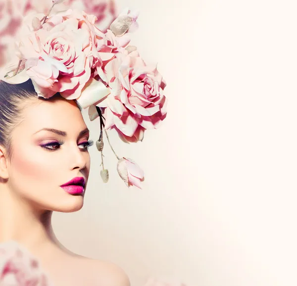 Móda krása modelu dívka s květy vlasy. nevěsta — Stock fotografie
