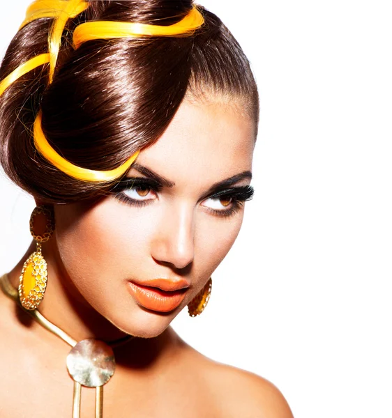 Retrato de menina modelo de moda com maquiagem amarela e laranja — Fotografia de Stock