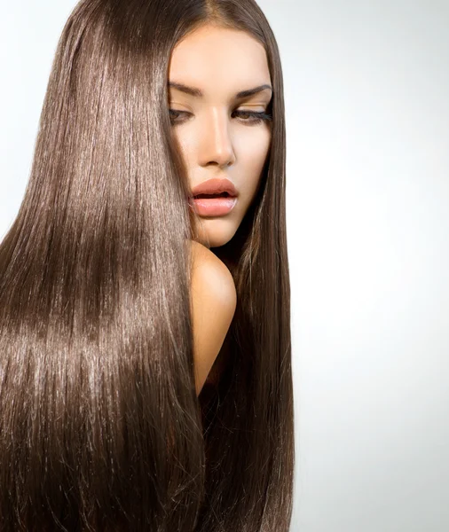 Cabello largo y sano. Modelo morena chica retrato — Foto de Stock