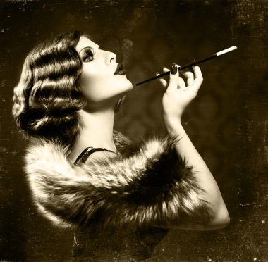 Sigara retro bir kadın. Vintage tarzı siyah beyaz fotoğraf