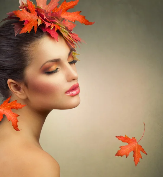 Retrato de moda de mujer de otoño. Caída — Foto de Stock