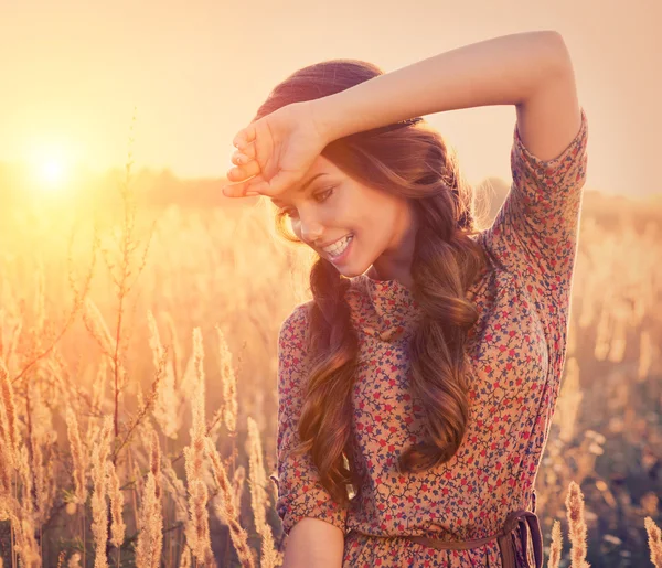 Bellezza ragazza romantica all'aperto. Bella ragazza modello adolescente — Foto Stock