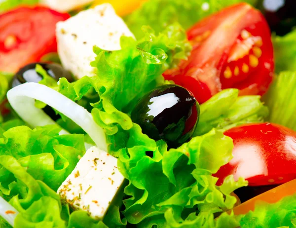 Salada grega com queijo Feta, tomate e azeitonas — Fotografia de Stock