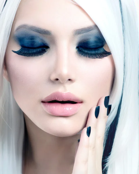 Beauty Fashion Girl in bianco e nero. Trucco degli occhi fumosi — Foto Stock