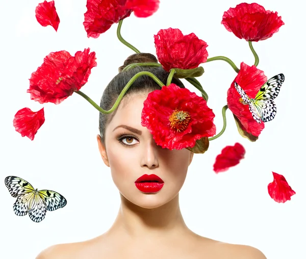 Schoonheid fashion model vrouw met rode papaver bloemen in haar haren — Stockfoto