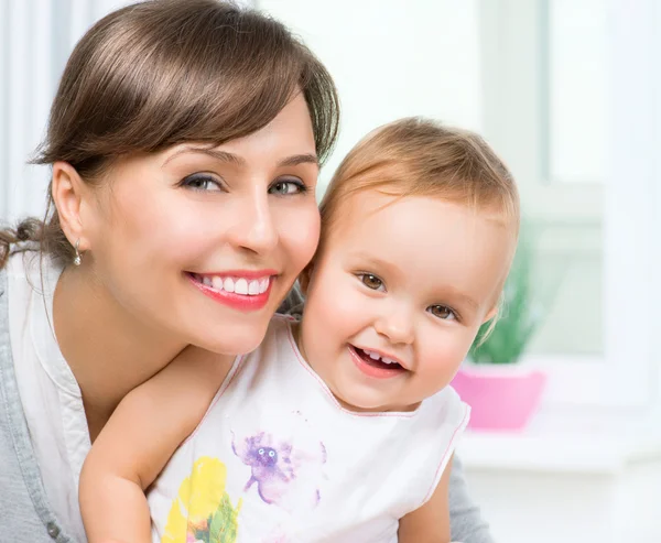 Mutter und Baby küssen und umarmen sich. Glückliche Familie — Stockfoto