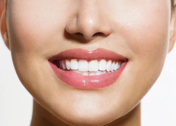 Sonrisa saludable. Blanqueamiento de dientes. Mujer joven sonriente —  Fotos de Stock