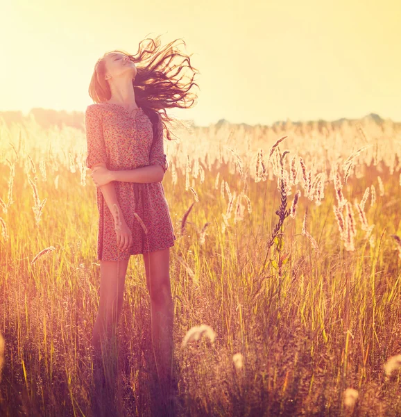 Beauty Girl Outdoor. adolescent modèle fille posant dans soleil lumière — Photo