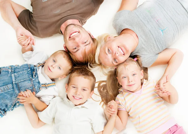 Счастливая большая семья вместе на белом фоне — стоковое фото