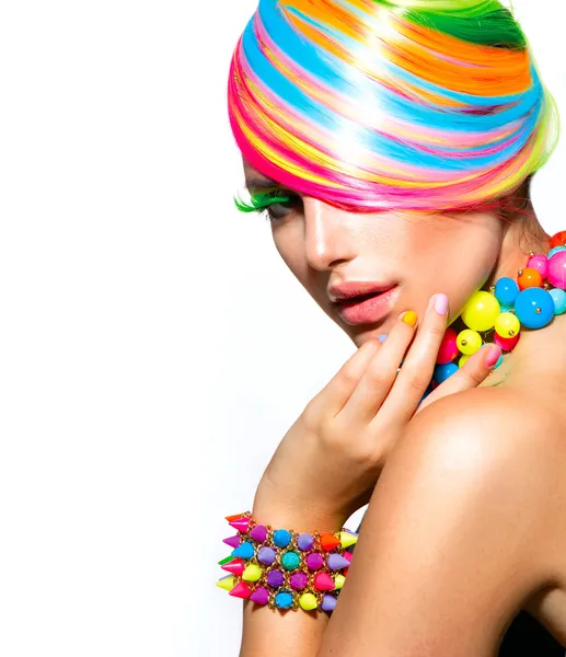 Ritratto di bellezza ragazza con trucco colorato, capelli e accessori — Foto Stock