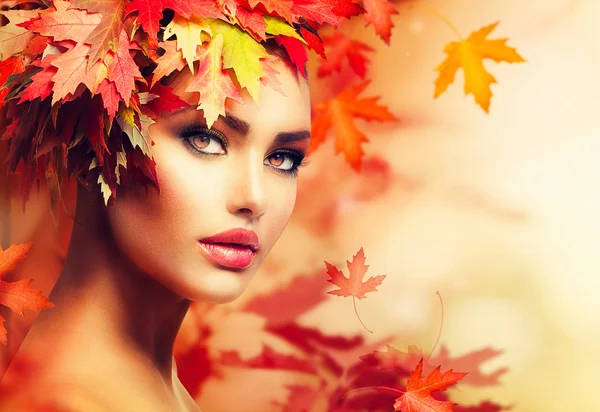 Frauenporträt im Herbst. Schönheit Mode Modell Mädchen — Stockfoto